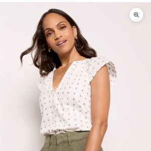 Evereve small Monica white ruffle top with subtle blue print.Relaxed silhouette